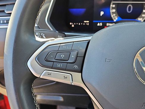 Used 2022 Volkswagen Tiguan SE w/ Panoramic Sunroof Package image 17