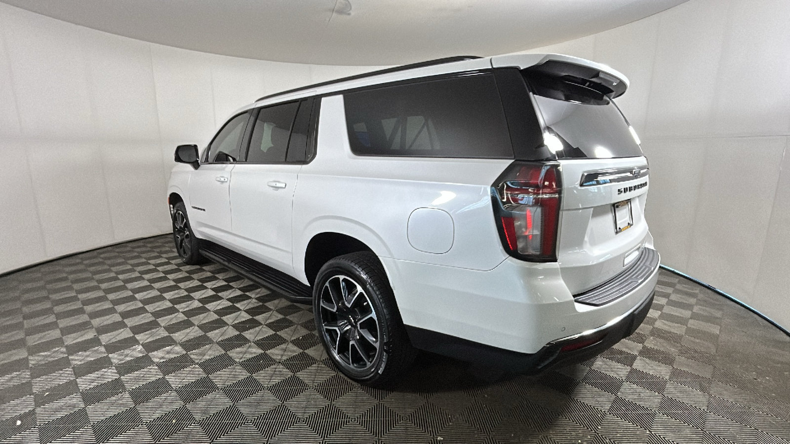 Used 2022 Chevrolet Suburban RST w/ Luxury Package AWD/4WD image 5