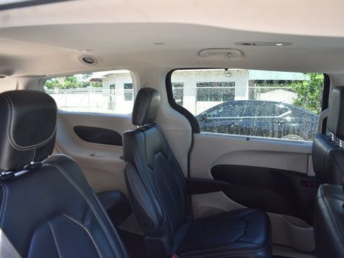 Used 2024 Chrysler Pacifica Touring-L FWD image 25