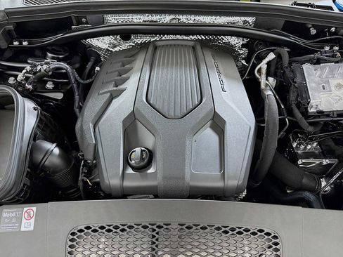 New 2025 Porsche Macan AWD/4WD image 40