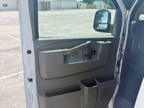Used 2018 Chevrolet Express 2500 w/ Driver Convenience Package RWD image 9