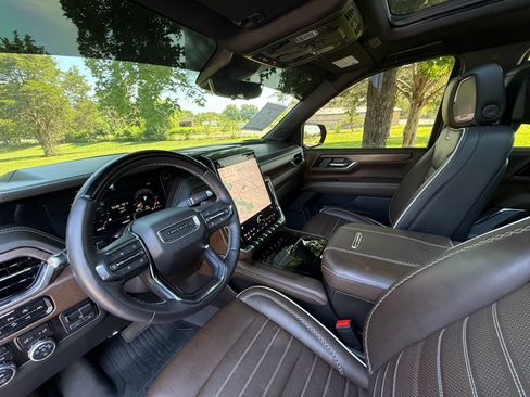 Used 2025 GMC Yukon XL Denali Ultimate w/ LPO, Floor Liner Package AWD/4WD image 11