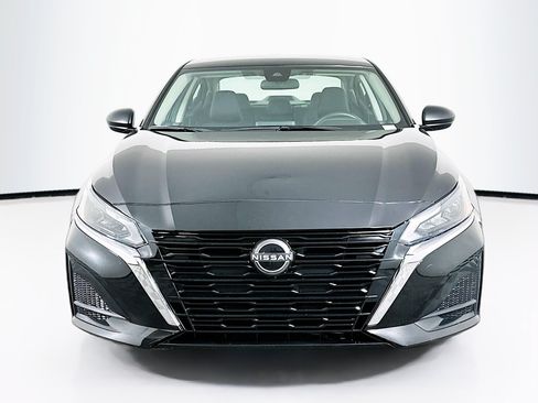 Used 2025 Nissan Altima 2.5 SV FWD image 2