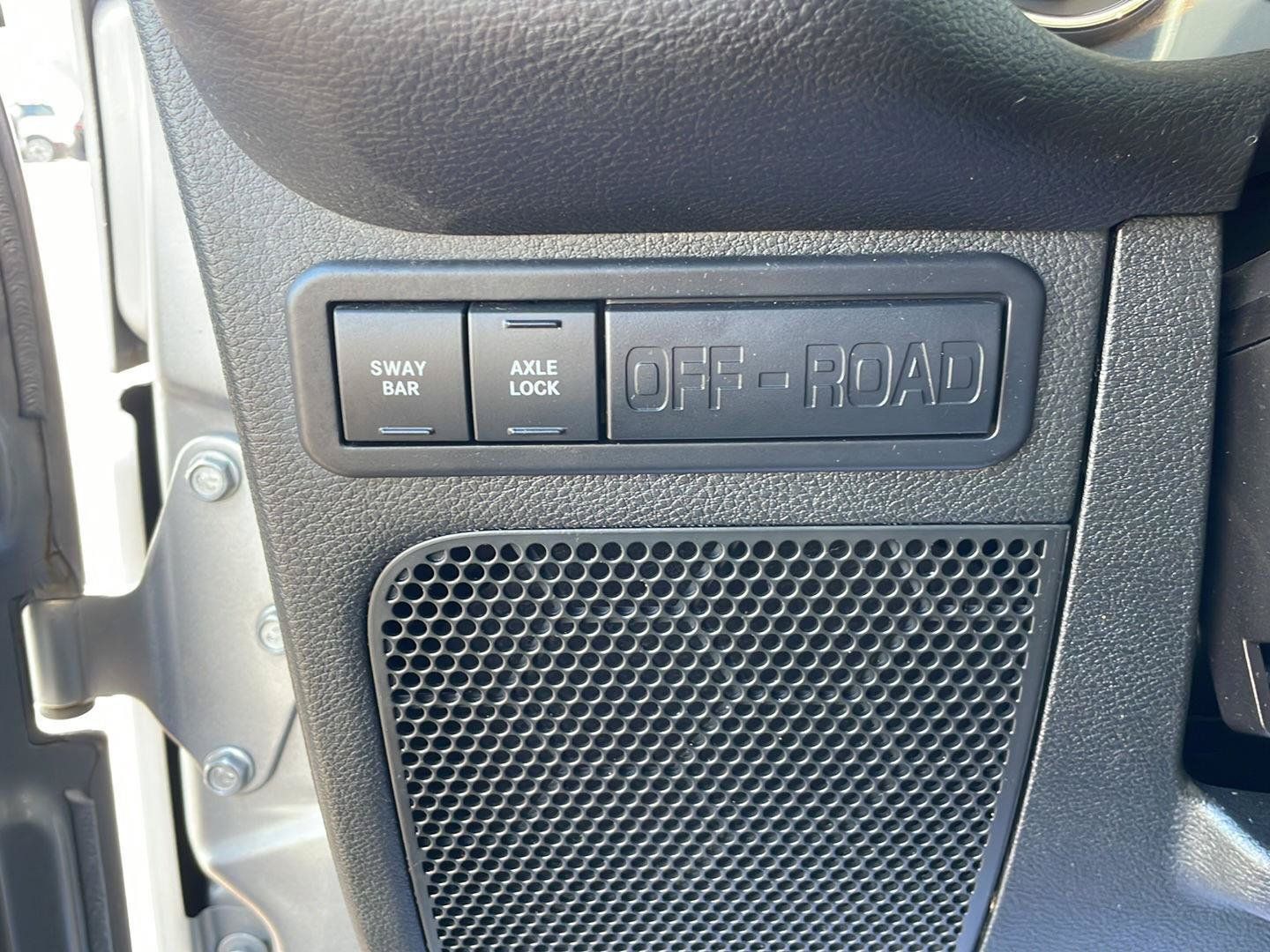Used 2015 Jeep Wrangler Rubicon w/ Power Convenience Group AWD/4WD image 12