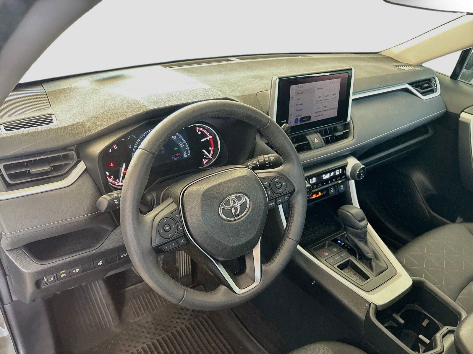 Used 2023 Toyota RAV4 XLE w/ Convenience Package FWD image 7