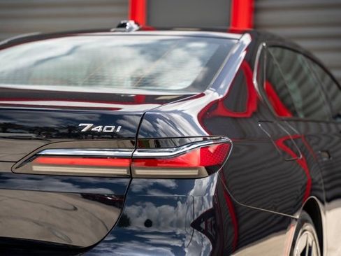 Used 2023 BMW 740i w/ Parking Assistance Package image 10