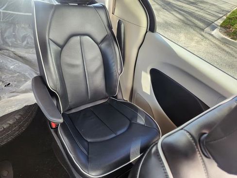 Used 2023 Chrysler Pacifica Limited image 18