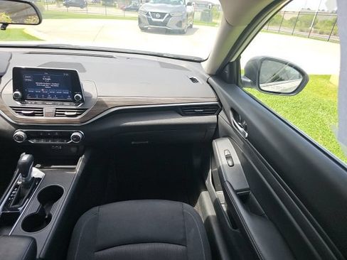 Used 2025 Nissan Altima 2.5 SV FWD image 25