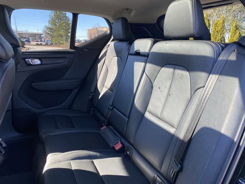 Used 2025 Volvo XC40 B5 Core image 9