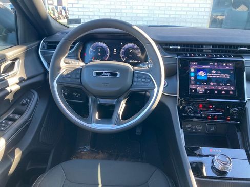 New 2025 Jeep Grand Cherokee 4WD image 13