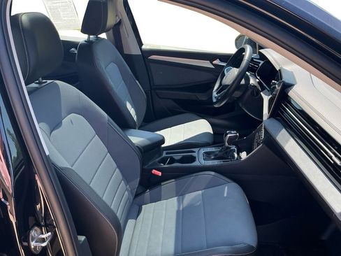 Used 2025 Volkswagen Jetta SE FWD image 15