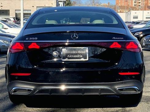 Used 2025 Mercedes-Benz E 350 4MATIC Sedan image 3