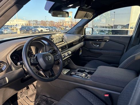 Used 2025 Honda Pilot Sport image 10