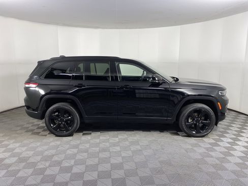 Used 2023 Jeep Grand Cherokee Altitude image 7