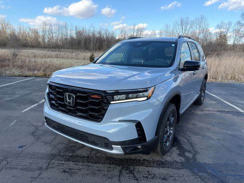 Used 2025 Honda Pilot TrailSport image 2