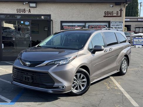 Used 2022 Toyota Sienna XLE w/ XLE Plus Package FWD image 1