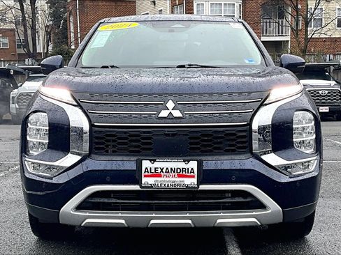 Used 2024 Mitsubishi Outlander SE image 3