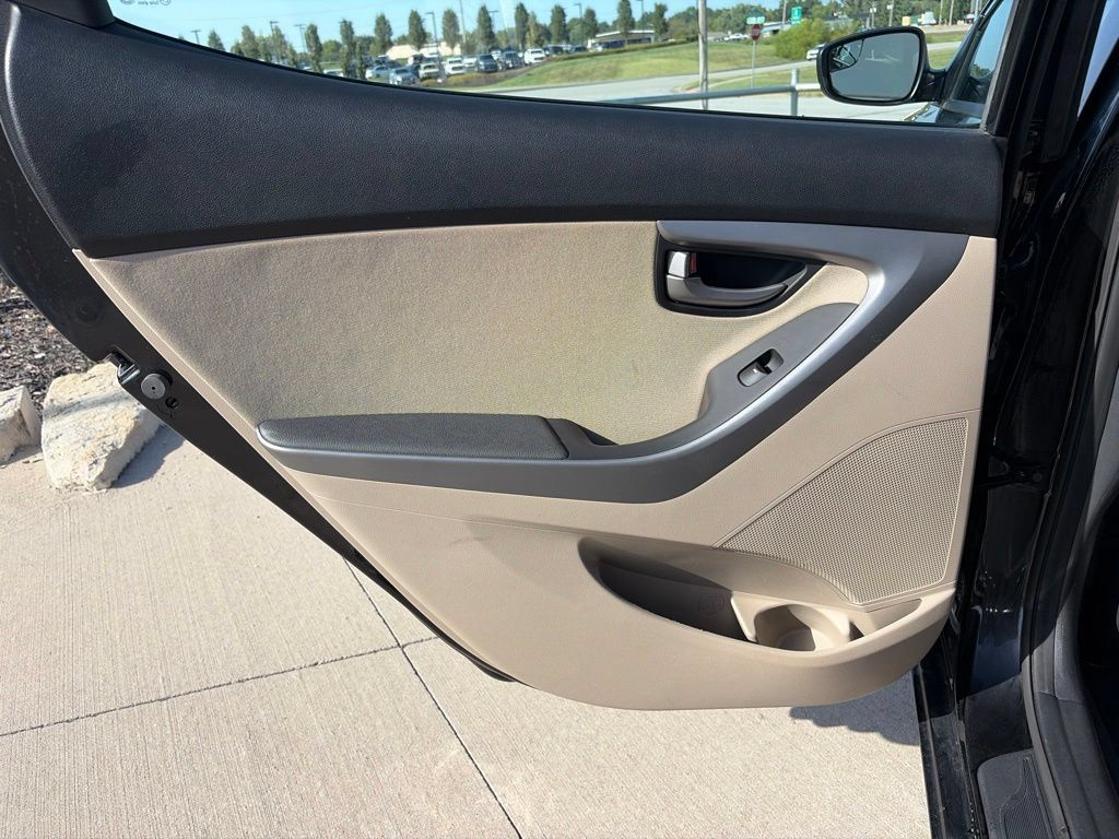 Used 2015 Hyundai Elantra SE w/ Option Group 02 FWD image 34