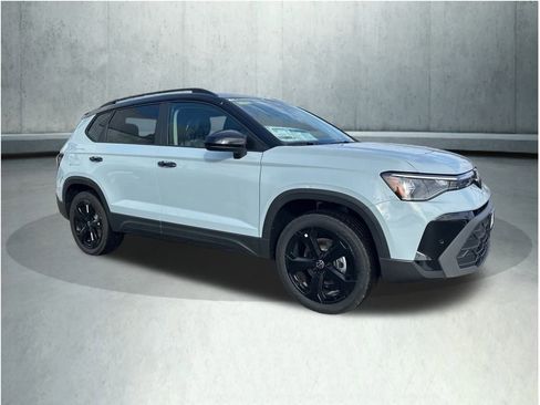 New 2026 Volkswagen Taos SE image 7