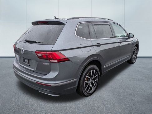 Used 2023 Volkswagen Taos SE w/ Panoramic Sunroof Package image 3