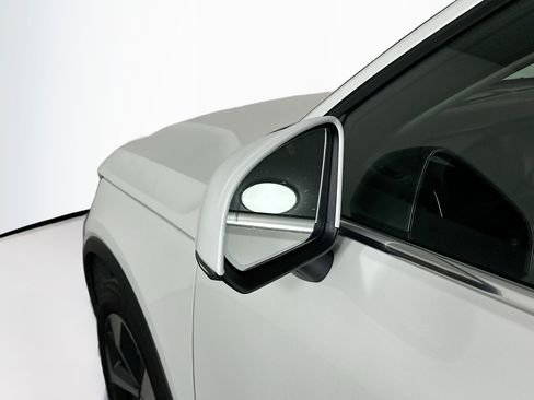 Used 2025 Volvo XC40 B5 Plus image 16