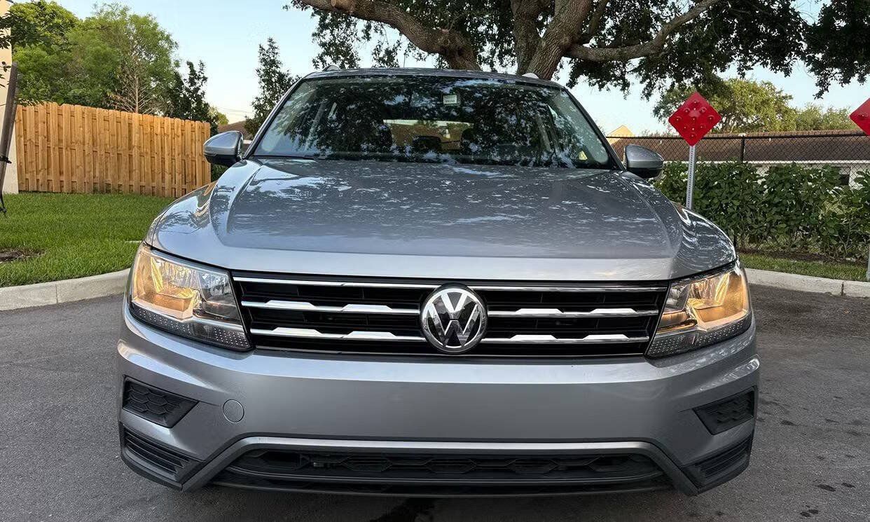 Used 2021 Volkswagen Tiguan SE w/ Panoramic Sunroof Package FWD image 9