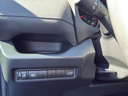 Used 2021 Toyota RAV4 XLE Premium image 18