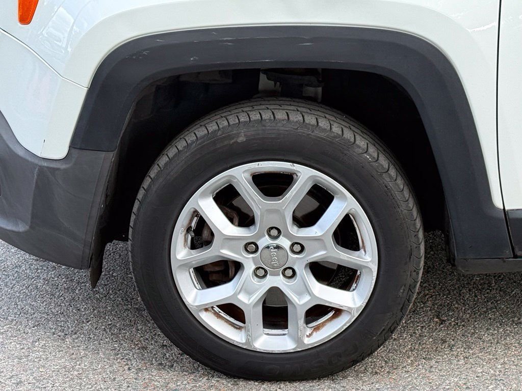 Used 2017 Jeep Renegade Latitude AWD/4WD image 6