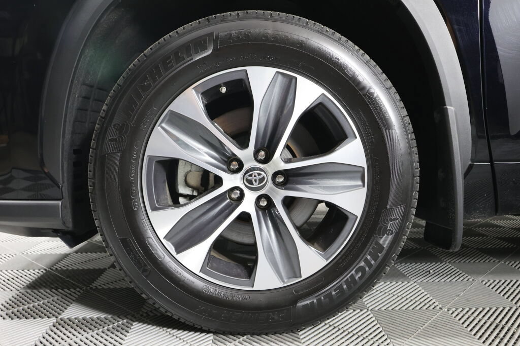 Used 2023 Toyota Highlander XLE AWD/4WD image 9