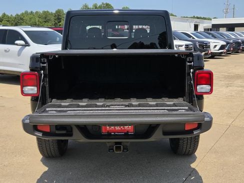 Used 2024 Jeep Gladiator Sport AWD/4WD image 14