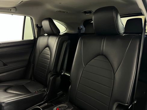Certified 2023 Toyota Highlander XLE image 23