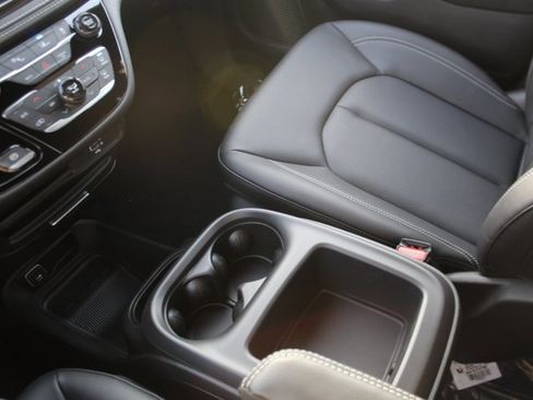 New 2026 Chrysler Pacifica Select image 24