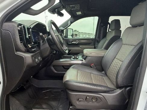 Used 2024 Chevrolet Silverado 2500 ZR2 w/ Technology Package AWD/4WD image 13