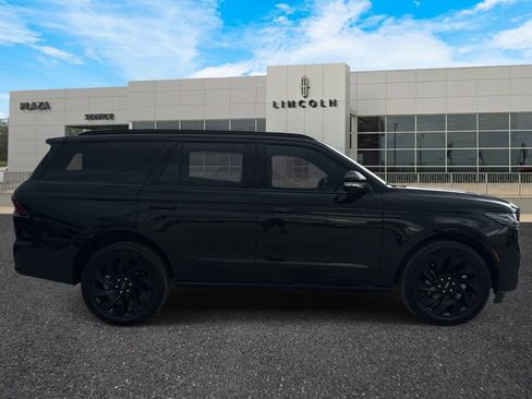 New 2026 Lincoln Navigator Reserve w/ Jet Appearance Package AWD/4WD image 2