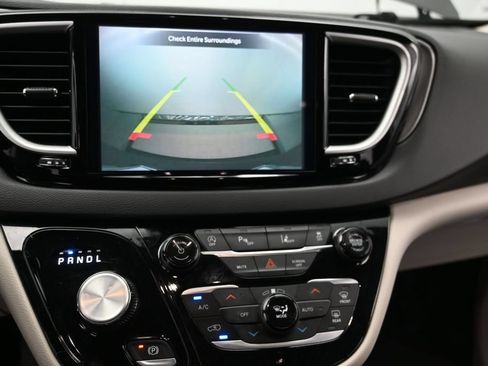 Used 2024 Chrysler Pacifica Touring-L FWD image 15