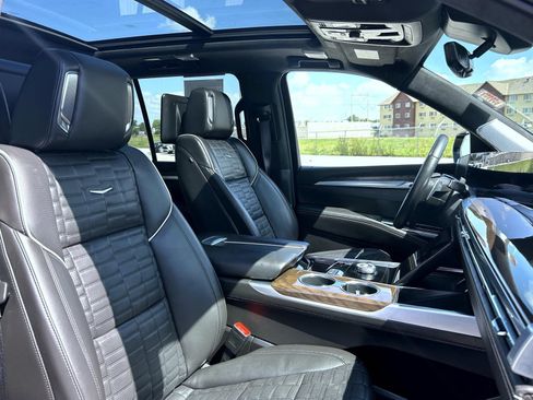 Used 2025 Cadillac Escalade Sport Platinum w/ LPO, ONYX Package AWD/4WD image 18