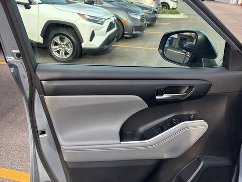 Used 2021 Toyota Highlander XLE AWD/4WD image 25