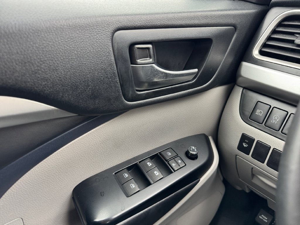 Used 2019 Toyota Highlander XLE AWD/4WD image 11