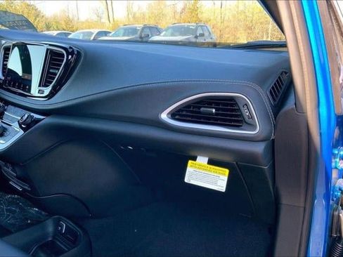 New 2026 Chrysler Pacifica Select FWD image 52