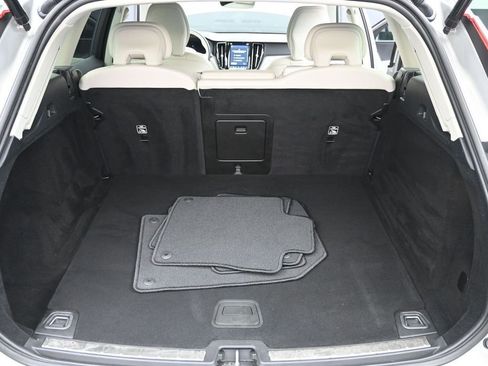 Certified 2024 Volvo XC60 B5 Plus AWD/4WD image 19