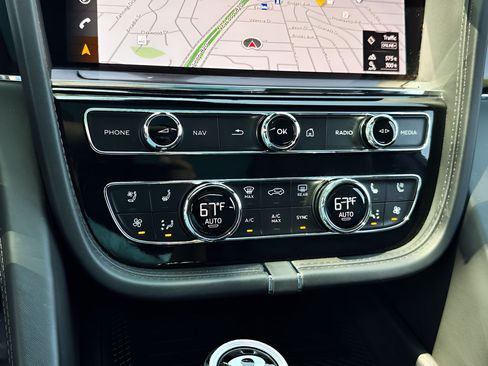 Used 2021 Bentley Bentayga AWD/4WD image 9