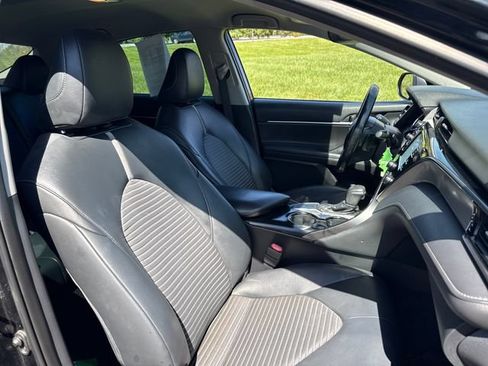 Used 2019 Toyota Camry SE w/ Convenience Package FWD image 11