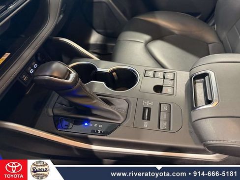 Used 2023 Toyota Highlander XLE AWD/4WD image 21