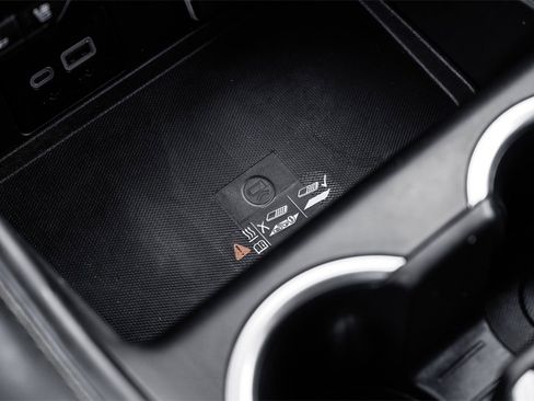 Used 2024 Chevrolet Suburban Premier image 22