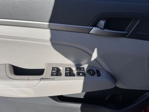 Used 2018 Hyundai Elantra Limited image 9