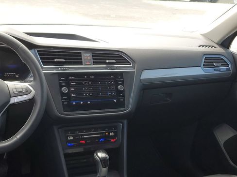 Certified 2023 Volkswagen Tiguan SE w/ Panoramic Sunroof Package AWD/4WD image 20