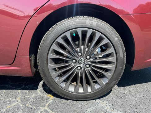 Used 2018 Toyota Avalon Touring FWD image 3