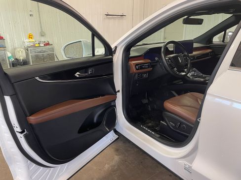 Used 2023 Lincoln Nautilus Reserve AWD/4WD image 9