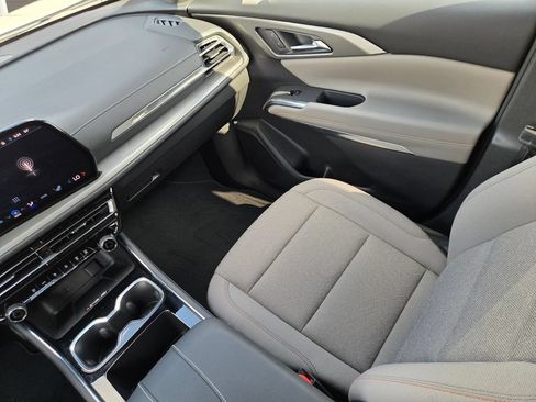 Used 2026 Chevrolet Traverse LT FWD image 17