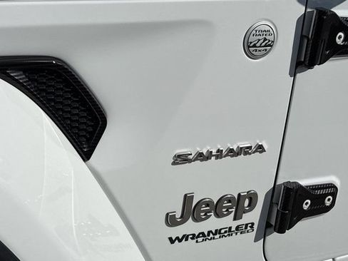 Used 2018 Jeep Wrangler Unlimited Sahara AWD/4WD image 13